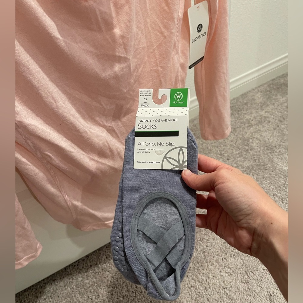 NWT Bundle of Apana yoga top size XS and Gaiam yoga barre socks, one size. - Picture 7 of 9